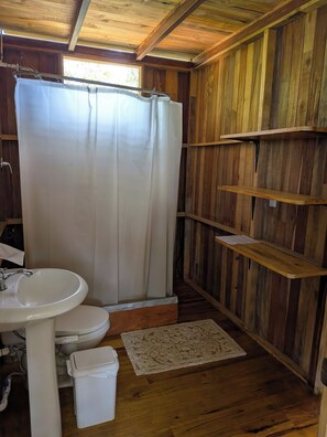 Dormitório compartilhado, 1 quarto, para fumantes, sacada | Banheiro