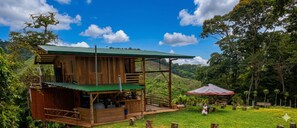 Dormitorio compartido, 1 habitación, fumadores, balcón | Jardines del alojamiento