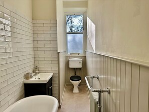 Hair dryer, towels, soap, toilet paper - Peaceful Festival Retreat - Main Door Morningside Garden Flat (Edinburgh)