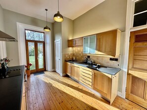 Microwave, oven, stovetop, dishwasher - Peaceful Festival Retreat - Main Door Morningside Garden Flat (Edinburgh)