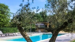 A swimming pool with a wooden deck, surrounded by trees. - Mobile home, pets welcome - 5 guests (La Châtre)