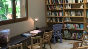 A room with a desk, chairs, a bookshelf, and a window. - Mobile home with air conditioning - 4 guests (Monplaisant)
