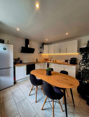 Private kitchen - Cosy townhouse Sézanne center, private parking netflix and premium (Sézanne)
