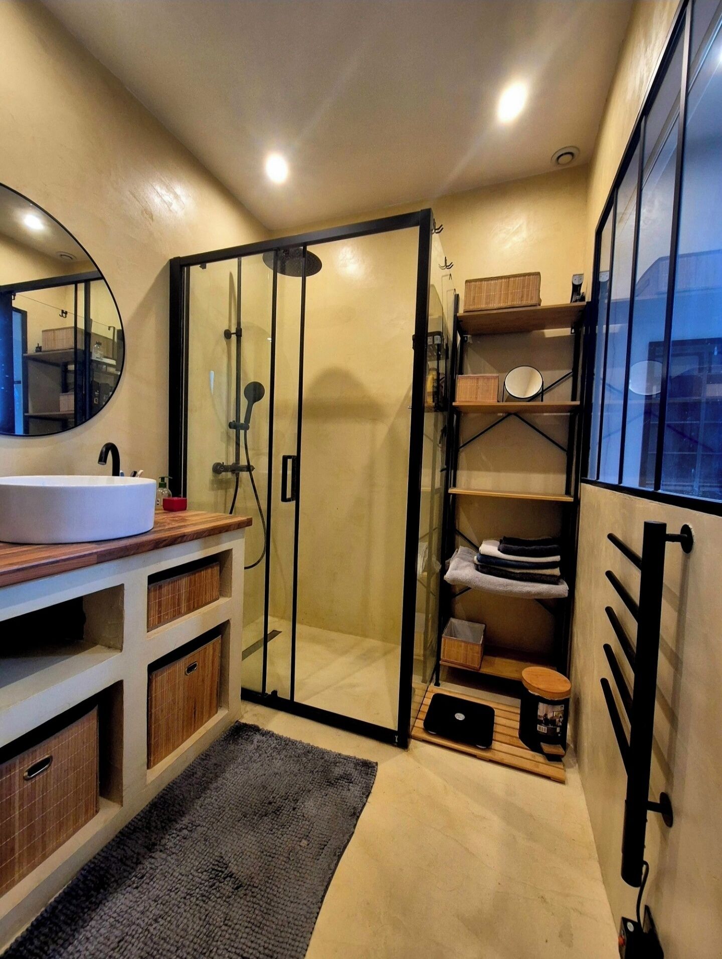 Dusche, Haartrockner, Seife, Toilettenpapier
