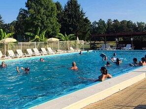 A swimming pool with people swimming and lounging. - Mobil-home - pets welcome - 6 guests (La Douze)
