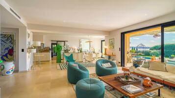 Apartment | Living area | Fireplace