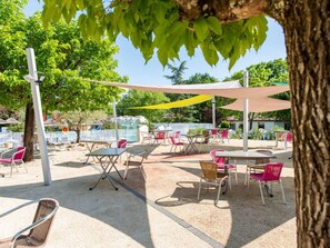 Outdoor dining - Cozy mobile home, pets allowed - 4 guests (Puy-l'Évêque)