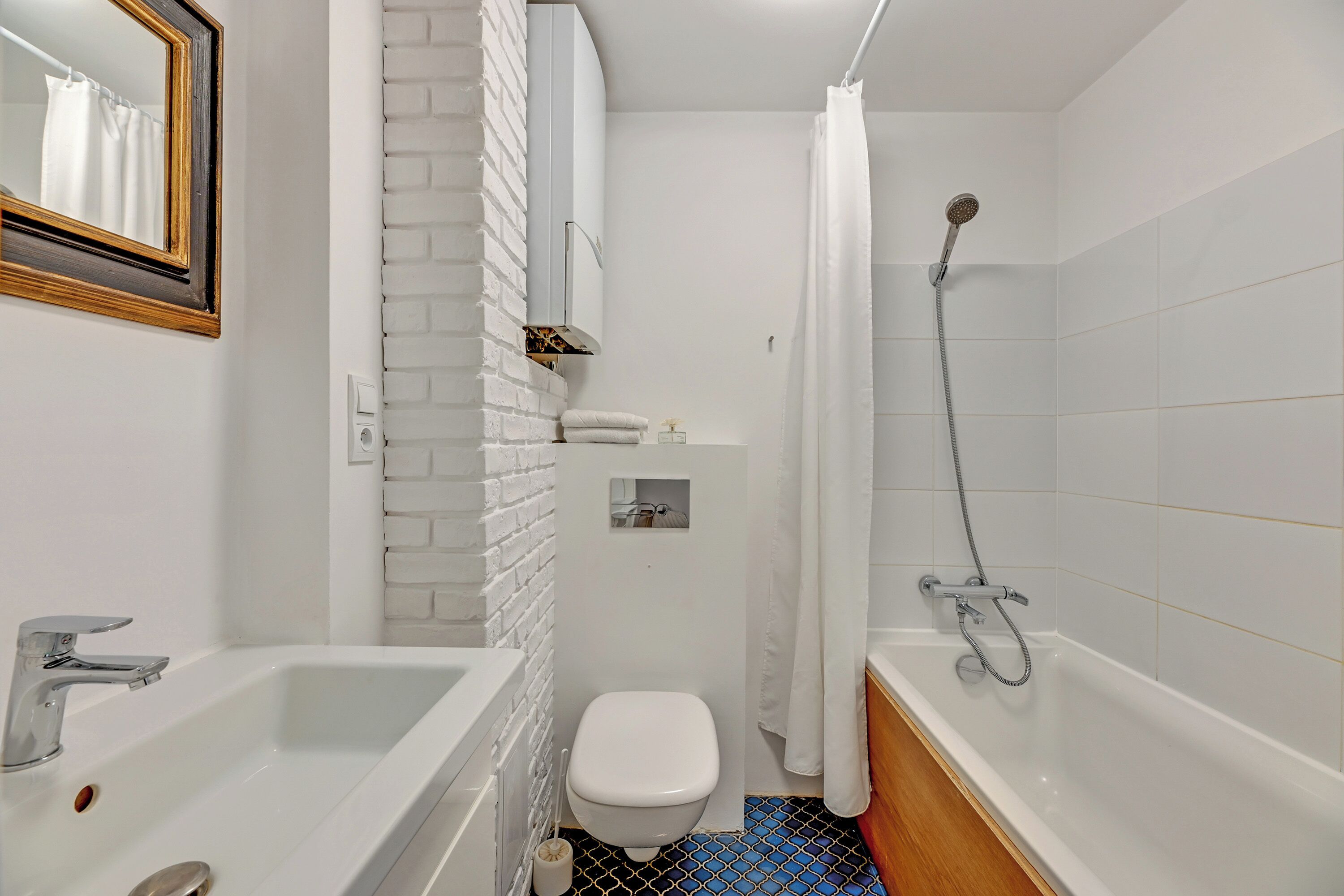 Haartrockner, Handtücher, Seife, Toilettenpapier
