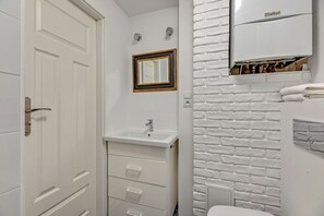 Familienapartment | Badezimmer | Haartrockner, Handtücher, Seife, Toilettenpapier