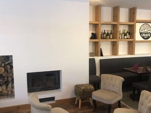 Bar (on property) - Cozy chalet for two, pets welcome (Méolans-Revel)