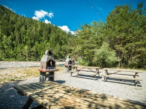 Outdoor dining - Cozy chalet for two, pets welcome (Méolans-Revel)
