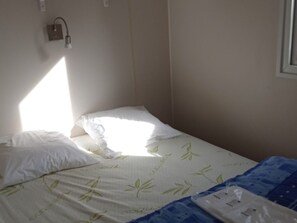 2 bedrooms, free WiFi - Mobile home pets welcome - 6 guests (Pleaux)