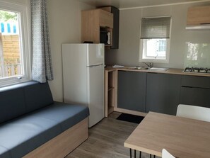 Fridge, microwave - Cozy mobile home - 2 guests (Le Château-d'Oléron)