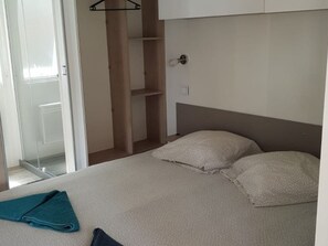 1 bedroom, free WiFi - Cozy mobile home - 2 guests (Le Château-d'Oléron)
