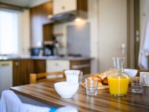 Een microgolfoven, een koffiezetapparaat/waterkoker, een broodrooster