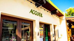 Une devanture de magasin avec l’enseigne « ACCUEIL » et une entrée bien visible.