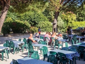 Outdoor dining - Mobile home, pets welcome - 6 guests (Joyeuse)