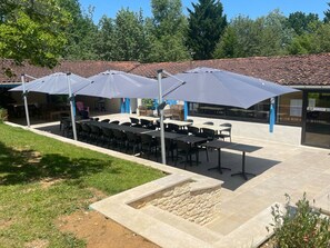 Outdoor dining - Mobile home with AC, pets OK - 6 guests (La Chapelle-Aubareil)