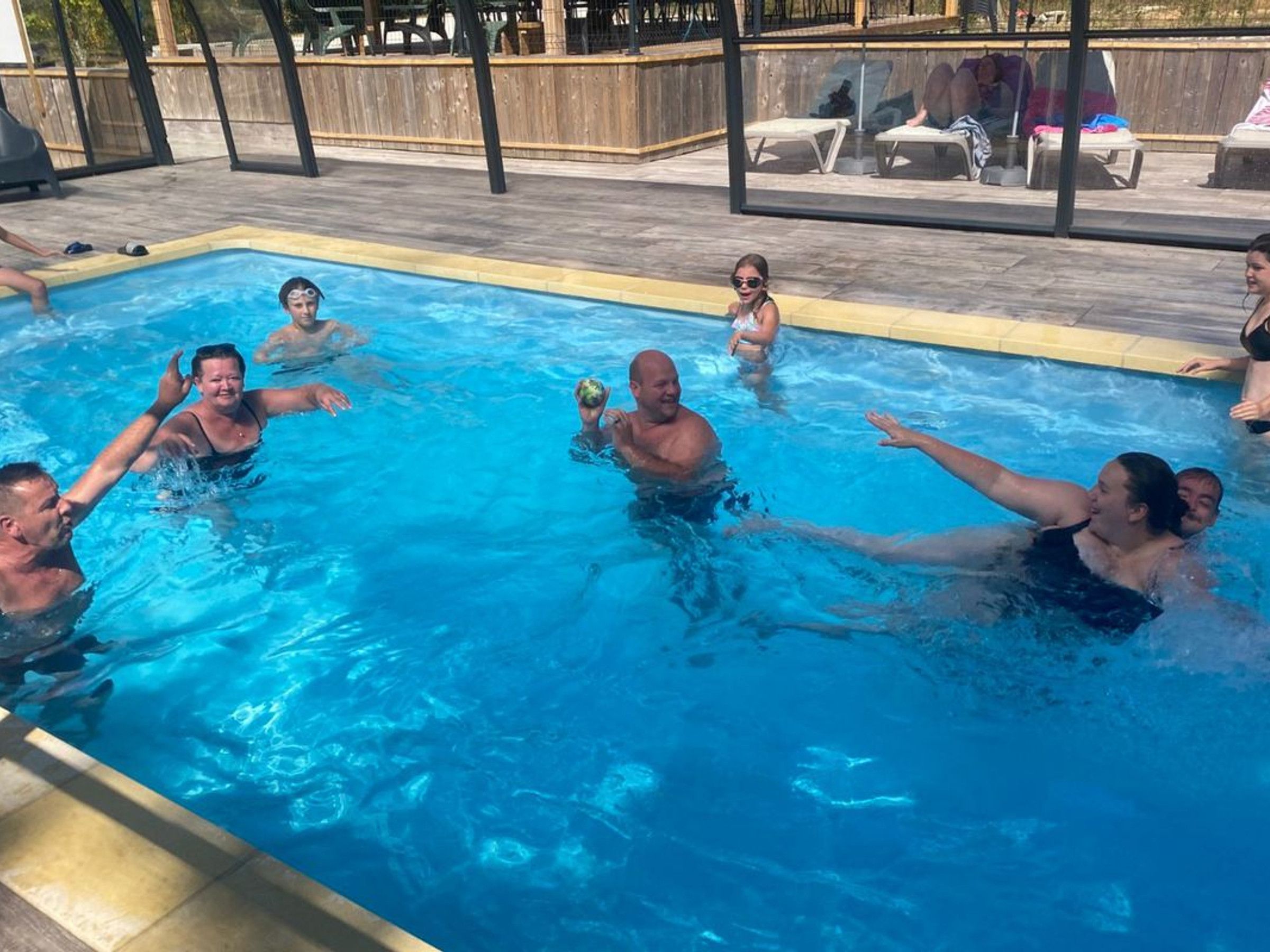 Een zwembad met mensen in het water.