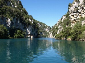 A calm river surrounded by rocky cliffs with dense greenery. - AC mobile home - 6 guests (Saint-Maime)