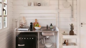 A kitchen with a built-in dishwasher, a fruit bowl, a cutting board, and a sink. - Cabin with AC - 2 guests (Las Negras)