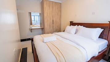 2 bedrooms, iron/ironing board, internet, bed sheets