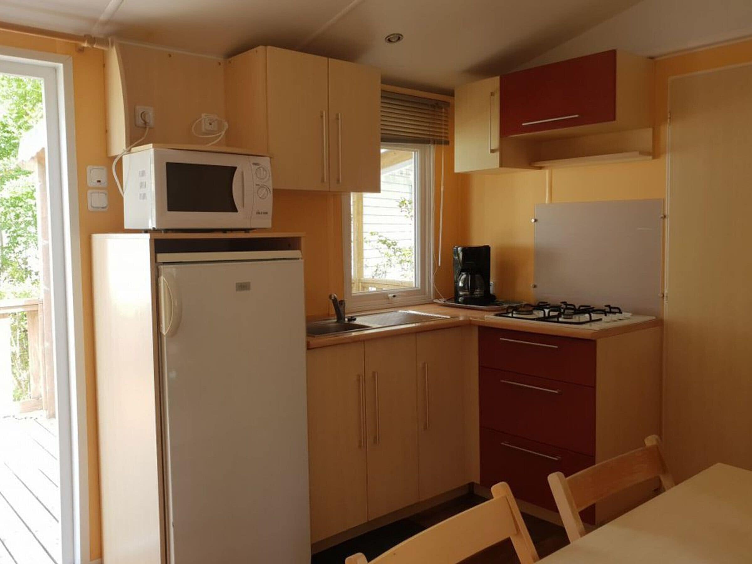 Kühlschrank, Mikrowelle, Wasserkocher mit Kaffee-/Teezubehör