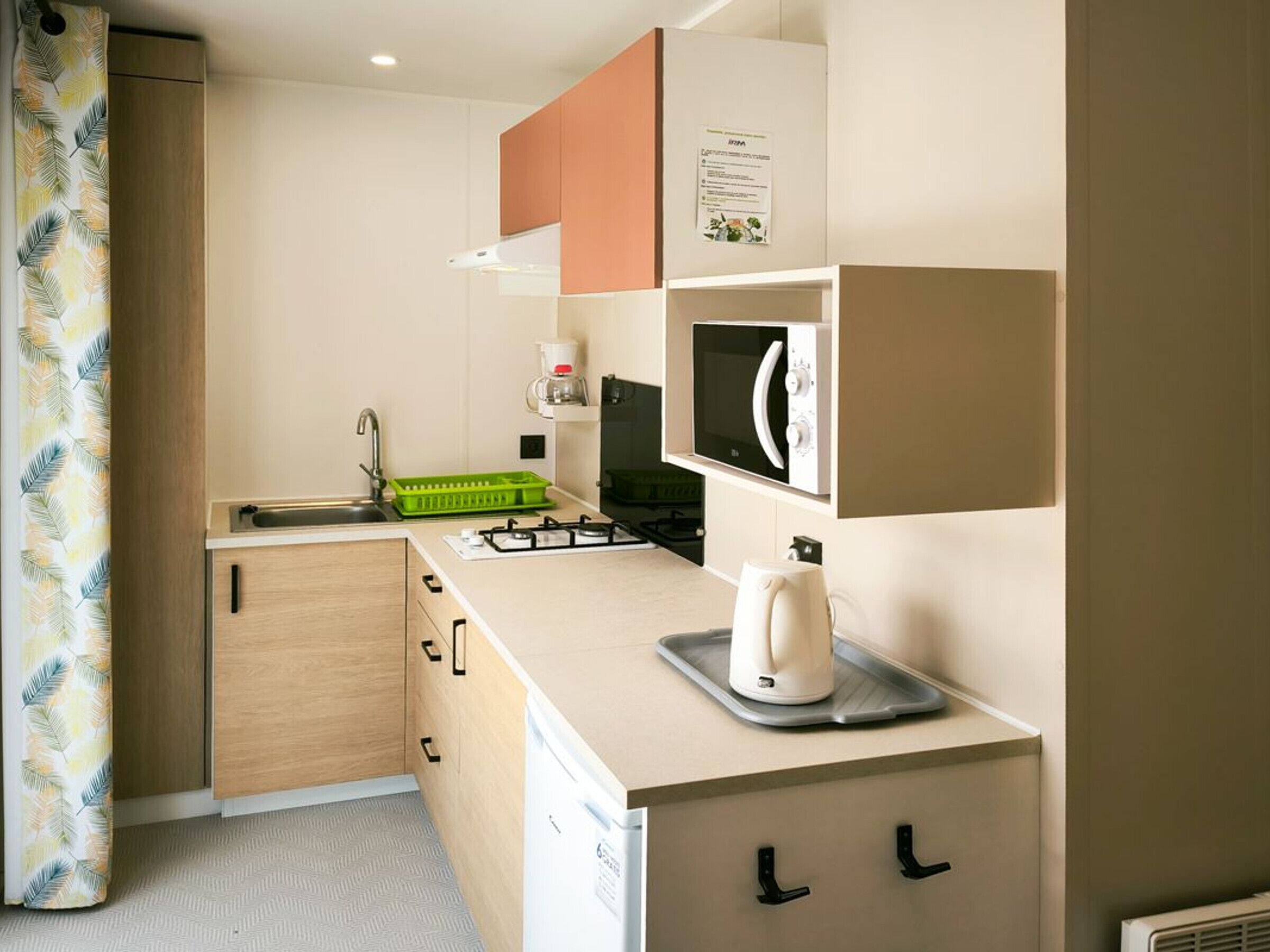 Fridge, microwave