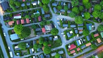 Une vue aérienne d’un quartier résidentiel avec de nombreuses maisons, des rues et des espaces verts.