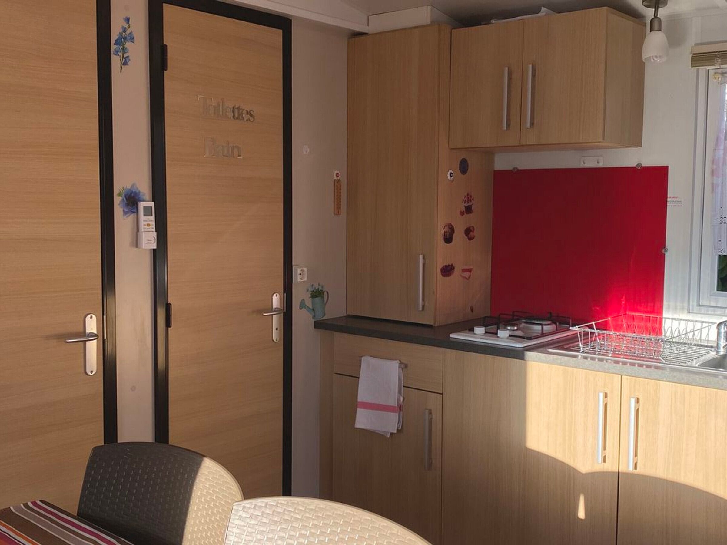 Fridge, cookware/dishes/utensils