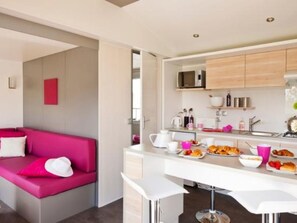 Dining - Cozy mobile home, pets welcome - 4 guests (La Chapelle-Aubareil)