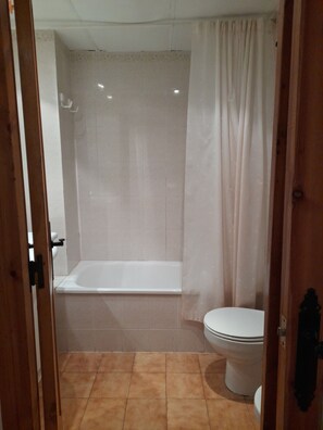 Dusche, Haartrockner, Handtücher, Toilettenpapier