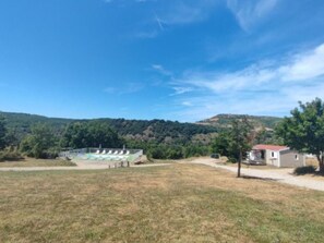 Property grounds - Cozy chalet, pets welcome - 6 guests (Saint-Georges-de-Luzençon)