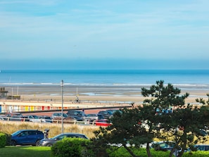 A parking lot with cars, a beach, and a clear sky. - Apartment sea view, parking - 4 guests (Le Touquet-Paris-Plage)