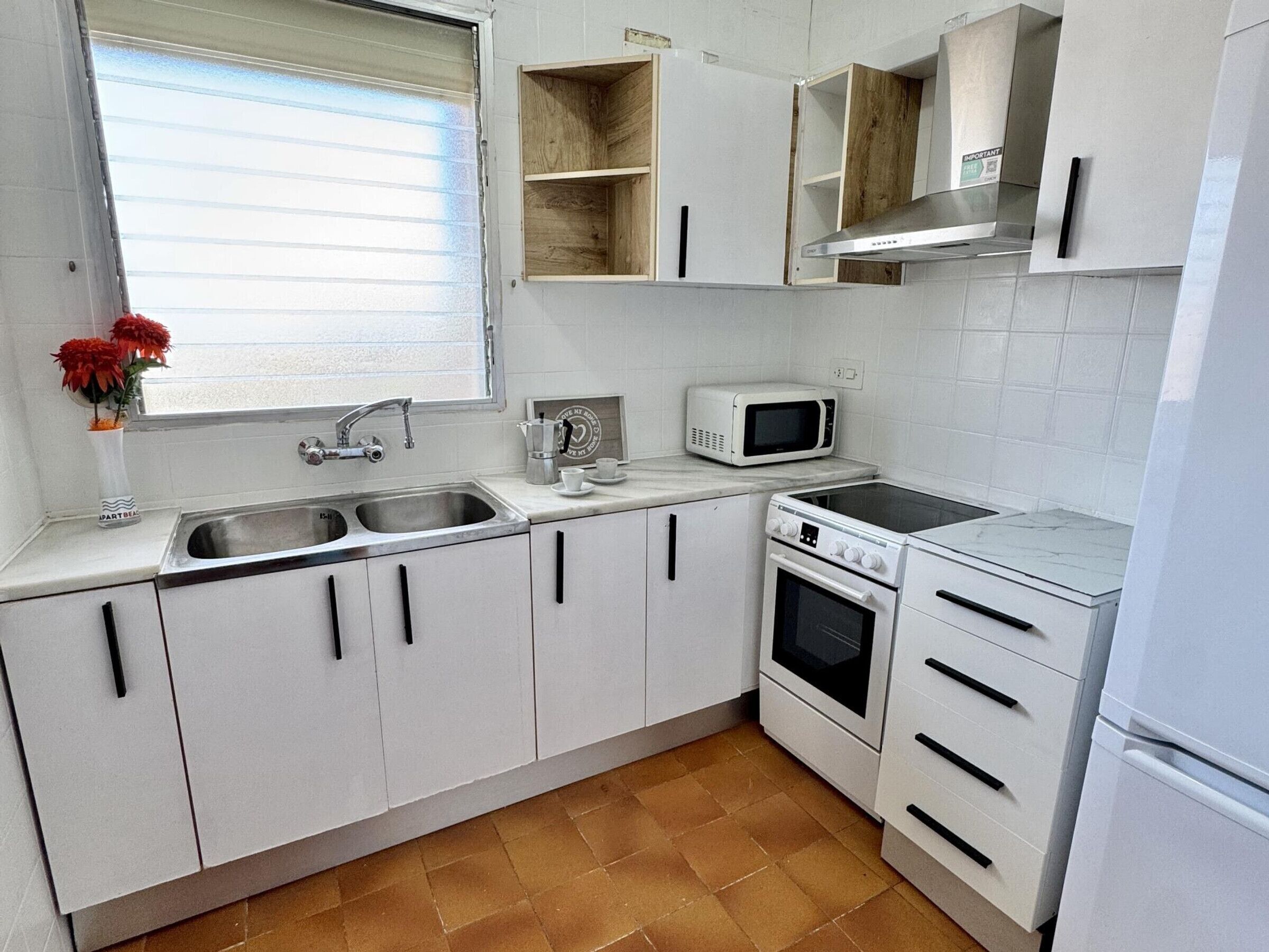 Coffee/tea maker, fridge, microwave, oven