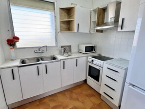 Fridge, microwave, oven, coffee/tea maker - 3-room Apt in Cambrils, 6 pers, terrace, parking (Cambrils)
