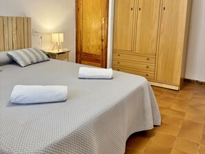 2 bedrooms, free WiFi, bed sheets - 3-room Apt in Cambrils, 6 pers, terrace, parking (Cambrils)