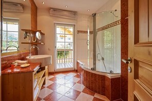 Appartement, balkon, uitzicht op tuin | Badkamer