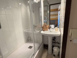 Bathroom - Loft studio, AC & pool - 2 adults, 2 kids (Gruissan)