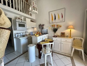 Fridge, microwave, oven, stovetop - Apartment with AC, pets OK, sea view - 4 guests (Saint-Cyprien)