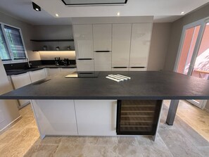 Microwave, oven, dishwasher, coffee/tea maker - 2-bedroom house with garden and sea view in La Croix-Valmer (La Croix-Valmer)
