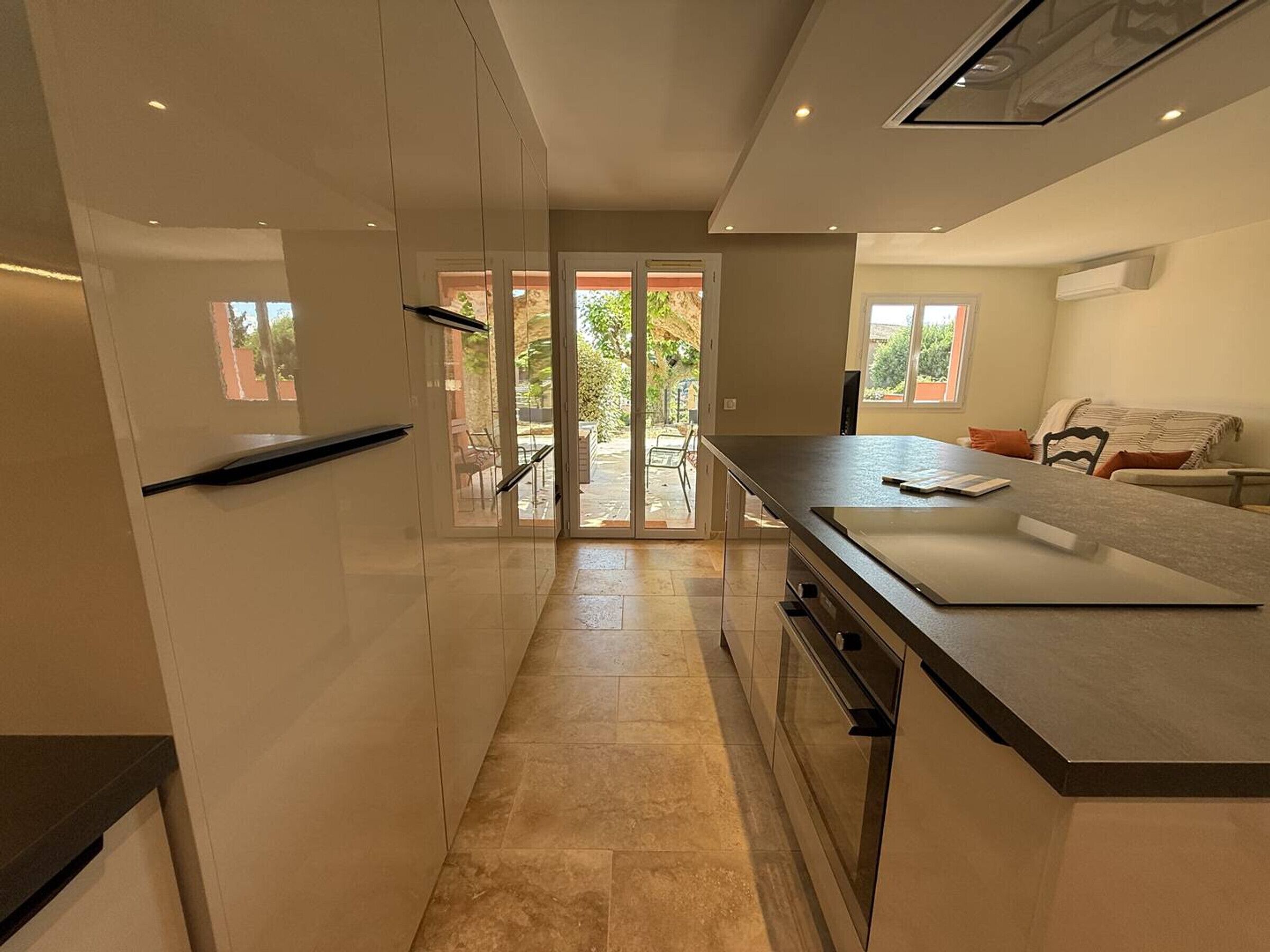 Microwave, oven, dishwasher, coffee/tea maker