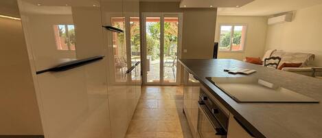Microwave, oven, dishwasher, coffee/tea maker
