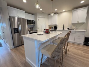 Private kitchen - Modern Townhome • Sleeps 8 • Garage (Blackfoot)