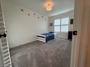 Room - Modern Townhome • Sleeps 8 • Garage (Blackfoot)