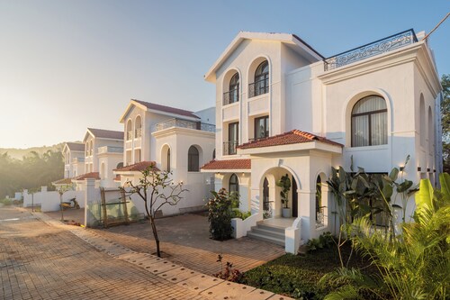 ELIVAAS Villa Paraiso 4 BHK with Pool