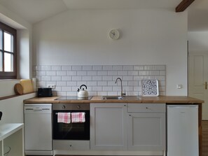 Classic Apartment, 1 Bedroom, Pets allowed, Garden View | Private kitchen | Fridge, microwave, oven, stovetop - Ferienhof Steindörfel (Hochkirch)