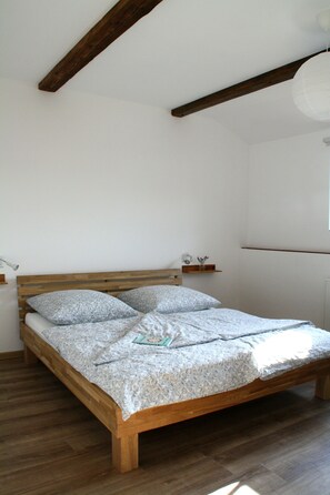 Classic Apartment, 2 Bedrooms, Pets Allowed, Garden View