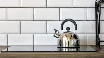 Classic Apartment, 2 Bedrooms, Pets Allowed, Garden View | Private kitchen