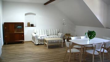 Classic Apartment, 2 Bedrooms, Pets allowed, Garden View | Dining